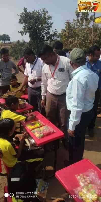 बाल आनंद मेळाव्यात खवय्येगिरांची खवय्येगिरी व लोकसहभागातून स्वेटर वाटप कार्यक्रम