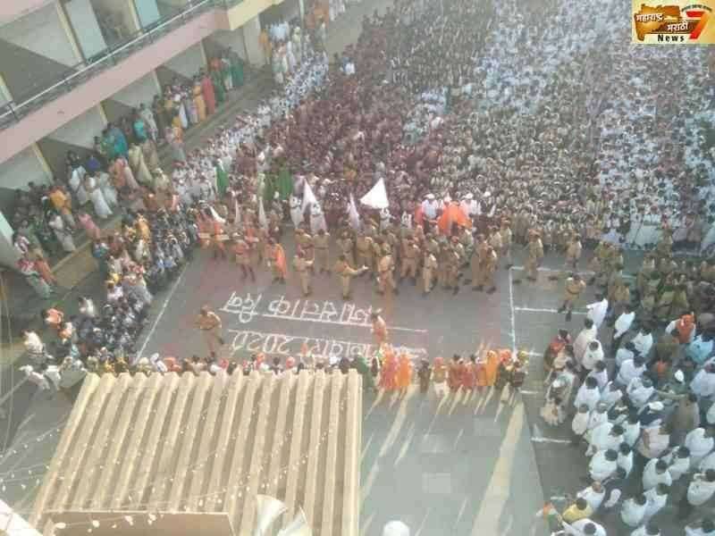लोणंद नगरपंचायत टेरेस वर सचिन शेळके पाटील नगराध्यक्ष यांच्या शुभहस्ते ध्वजारोहण