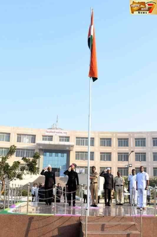 जिल्हाधिकारी कार्यालयात जी. श्रीकांत यांच्या हस्ते ध्वजारोहण