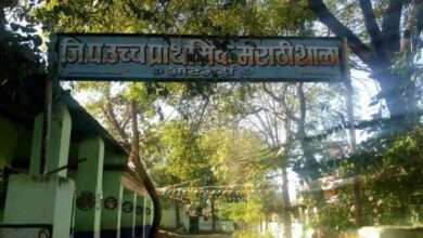 जिल्हा परिषद शाळा आटमुरडी येथील ध्वजारोहण कार्यक्रमात गावकर्यां समोर  शिक्षकांमध्ये आपसात वाद