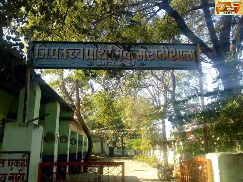 जिल्हा परिषद शाळा आटमुरडी येथील ध्वजारोहण कार्यक्रमात गावकर्यां समोर  शिक्षकांमध्ये आपसात वाद