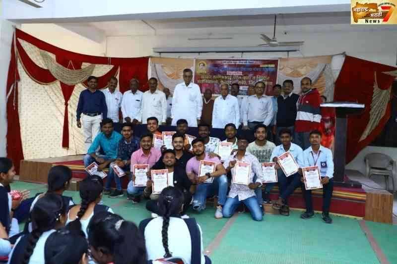 ऐनपूर महाविद्यालयात पारितोषिक वितरण समारंभ संपन्न.