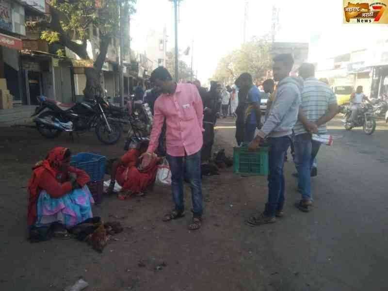 लोणंद शहरातील पुणे सातारा महामार्गावर जुन्या भाजी मंडई तेथे टेशन चौक रस्त्यावरील कोंबडी बाजार अनेक लहान-मोठे अपघातामुळे स्थलांतर करा
