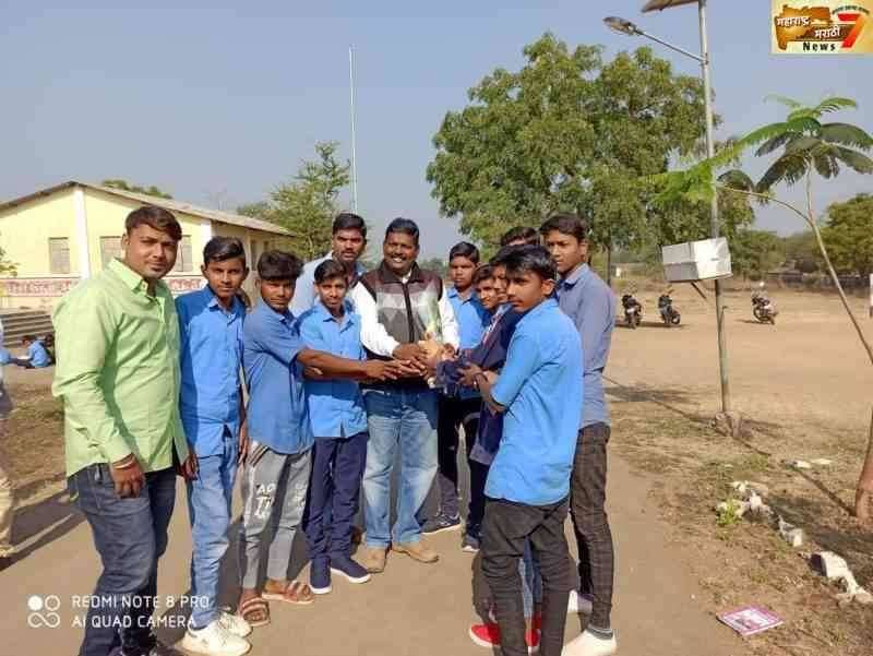 वीर एकलव्य पुरस्कार मिळाल्याबद्दल श्री पन्नालाल मावळे यांचा  दहिवद शासकीय आश्रम शाळेत सत्कार