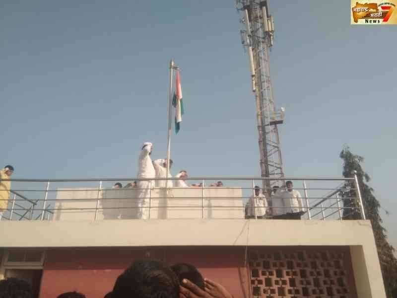 लोणंद नगरपंचायत टेरेस वर सचिन शेळके पाटील नगराध्यक्ष यांच्या शुभहस्ते ध्वजारोहण