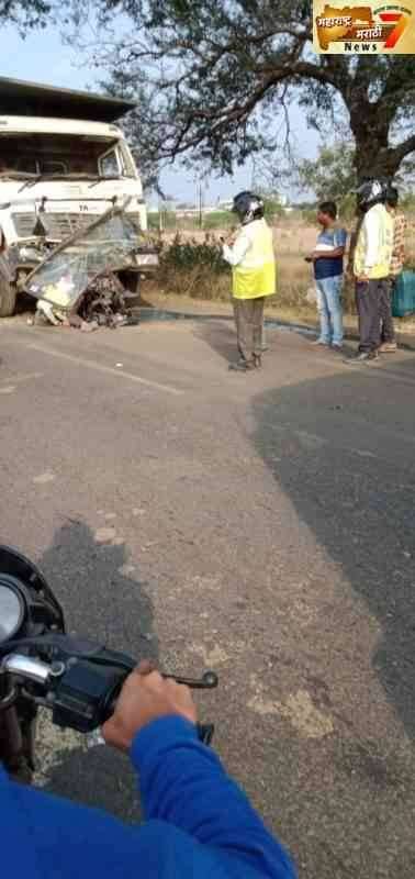 दोन्ही ट्रकच्या मध्ये सापडून युवक ठार