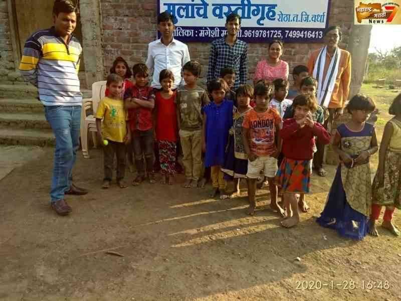 उमेद "संकल्प" प्रकल्पाला सरपंचांची भेट, वर्धा जिल्हयातील मंगेशी मून ठरली पारधी समाजातील ७० मुलांची माय .