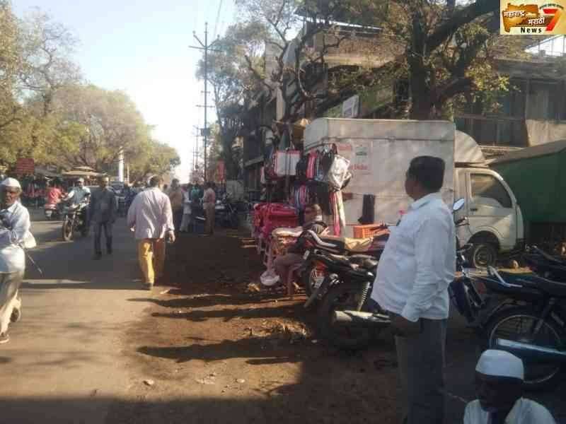 लोणंद शहरातील पुणे सातारा महामार्गावर जुन्या भाजी मंडई तेथे टेशन चौक रस्त्यावरील कोंबडी बाजार अनेक लहान-मोठे अपघातामुळे स्थलांतर करा
