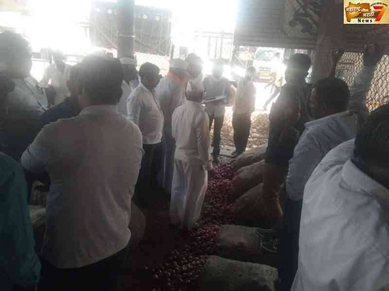 कृषी उत्पन्न बाजार समितीमध्ये कांद्याचा वांदा