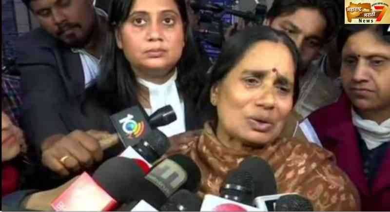 दोषींना फाशी द्या, नाही तर संविधान जाळा निर्भया च्या आईचा उद्रेक