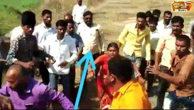 तपसे चिंचोली येथील बचत गटाच्या महिला व गावकऱ्यांनी दारु विक्रेत्यांना दिला चोप