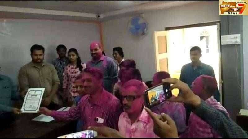 नगरपरिषदेच्या प्रभाग क्रमांक 2 मधील पोटनिवडणूकीत चुरशीच्या  मतदानात प्राजक्ता प्रफुल पाटील या 32 मतांनी विजयी