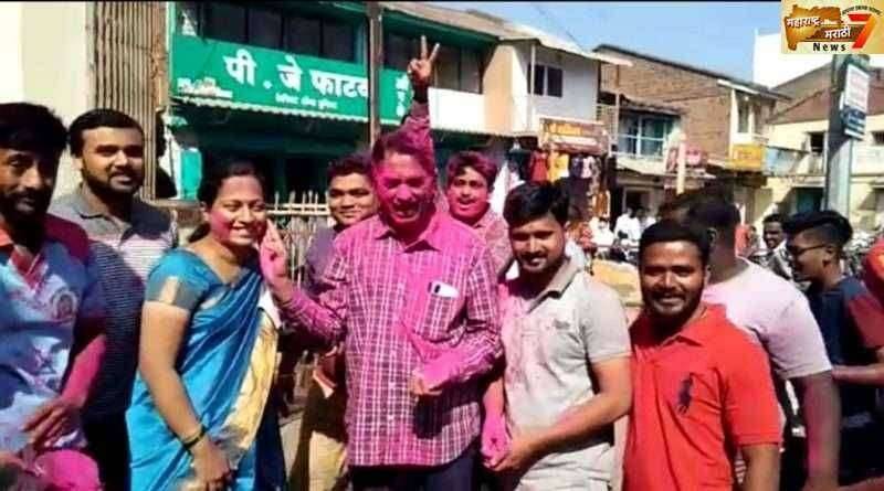 नगरपरिषदेच्या प्रभाग क्रमांक 2 मधील पोटनिवडणूकीत चुरशीच्या  मतदानात प्राजक्ता प्रफुल पाटील या 32 मतांनी विजयी