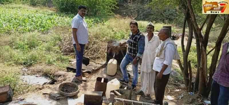 मारवड पो स्टे हद्दीत मा उप विभागीय पोलीस अधिकारी यांच्या मार्गदर्शनाखाली निंभोरा येथे चिखलीनाला येथील गावठी हातभट्टीवर पोलीस पथकासह छापा