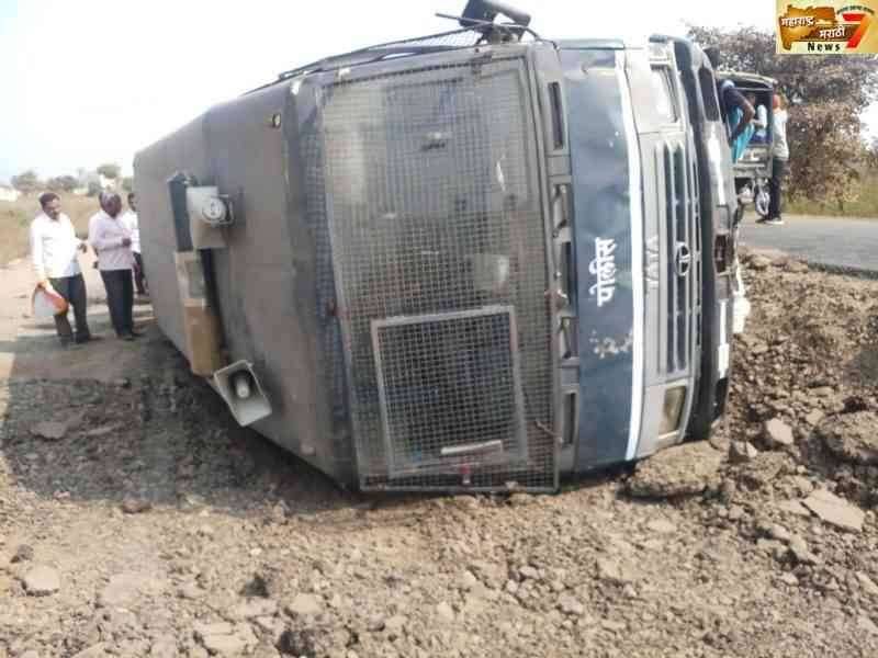 पोलिसांच्या सरकारी वाहनाचा अपघात आरोपींना घेऊन जाणारी गाडी पलटली... 12 जण जखमी