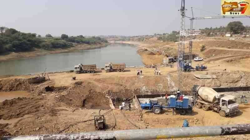 नीरा नदीवरील बंधाऱ्याच्या कामाला गती तर शेतकरी राजाला झाला आनंद