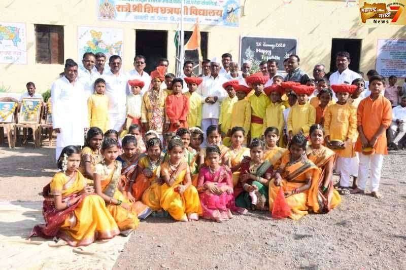 जि प प्रा शाळा वाकडीचे शिक्षक यांच्या कडून संकटग्रस्त शेतकऱ्याला मदत