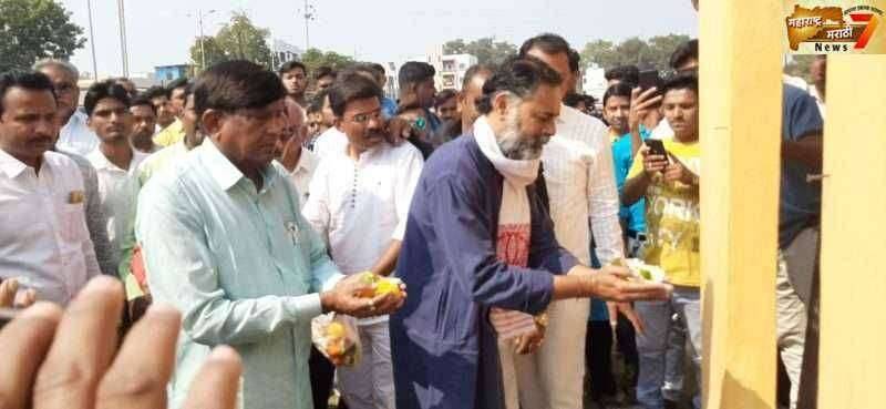 तुम्हारे पास क्या है ??मेरे पास दंडा, मिडिया की मुंडी और बहुत सारा धन है और हमारें पास हमारी धरती माँ है...