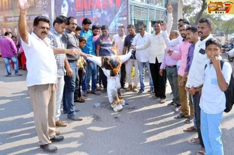 चाळीसगावात मध्यप्रदेश राज्याचे मुख्यमंत्री कमलनाथ यांचा शिवप्रेमी संघटनांच्या वतीने पुतळा दहन