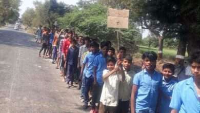 जळोद च्या आश्रमशाळेच्या विद्यार्थ्यांनी शाळा व्यवस्थापना विरोधात काढला पायी मोर्चा