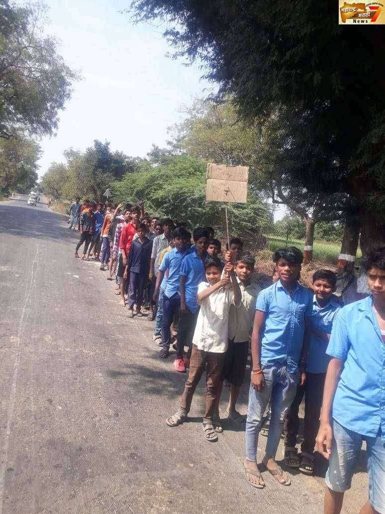 जळोद च्या आश्रमशाळेच्या विद्यार्थ्यांनी शाळा व्यवस्थापना विरोधात काढला पायी मोर्चा