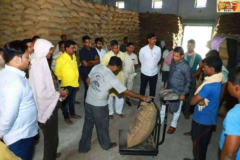 आमदार अभिमन्यू पवार यांनी केली अचानक स्वस्त धान्य गोडाऊनची तपासणी.