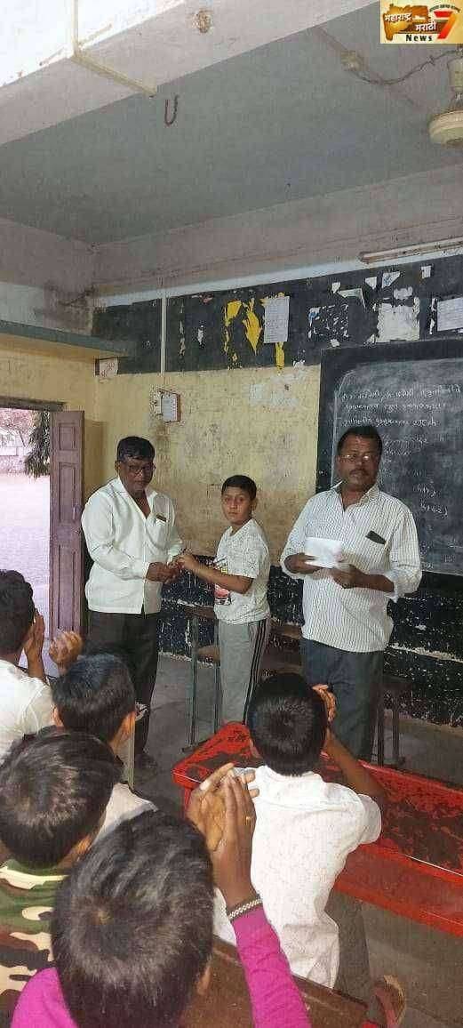 आई या विषयावरील निबंध स्पर्धेत गौरव पवार प्रथम तर ओम राऊळ व्दितीय