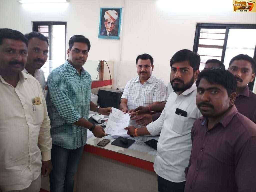 इंदापूर-अकलुज मार्ग दुरूस्तीसाठी नागरिकांचे बांधकाम विभागास निवेदन