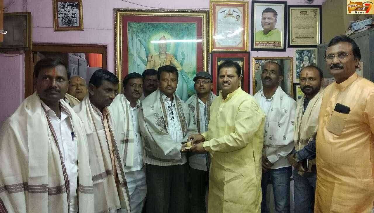 बागल विद्यालयाच्या शिक्षक संघाचे वटवृक्ष मंदिरास दर्शन भेट