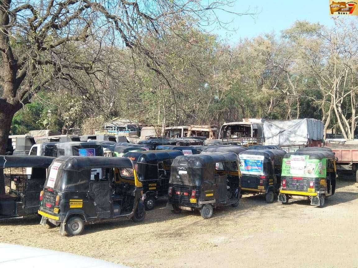 क्षमतेपेक्षा अधिक विद्यार्थ्यांची वाहतुक करणाऱ्या तीस रिक्षा जप्त परिवहन विभागाची धडक कारवाई