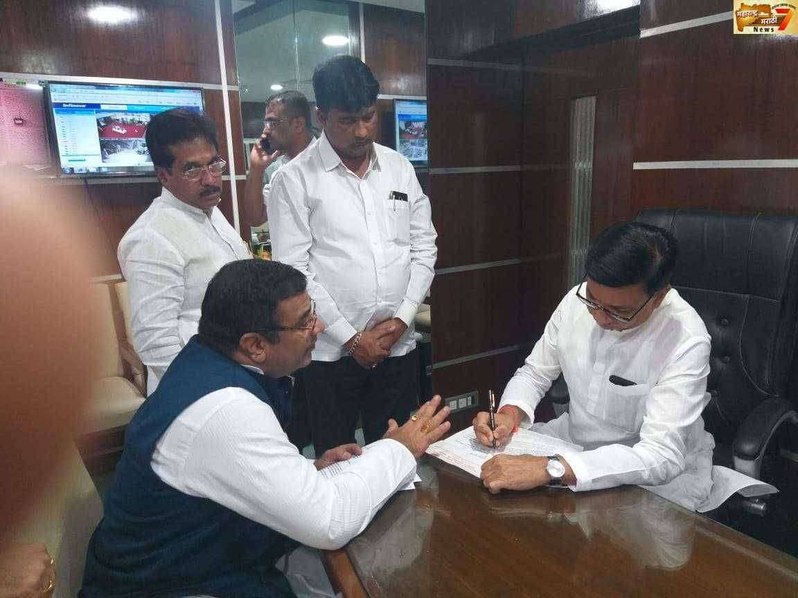 अतिक्रमितांच्या हक्काच्या गाळ्यासाठी महसुलमंत्र्यांना साकडे गाळे बांधकामासाठी डॉ. अविनाश वारजुरकरांचे निवेदन