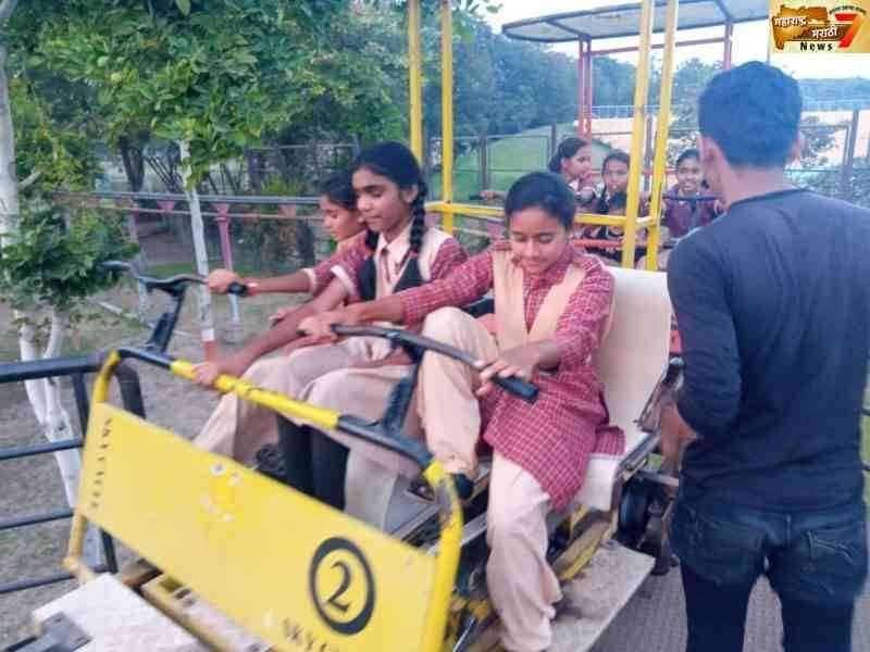 आदर्श माध्यमिक विद्यालयाने घेतला सहली दरम्यान दातृत्वाचा अनुभव