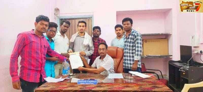 आदिवासी विकास विभाग आयुक्त यांना बरखास्त करा, आँट्रोसिटी दाखल करण्याची मागणी - आर्णी येथे उमटले पडसाद