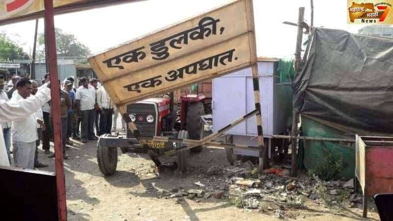 परंडा शहरातील बार्शी रोड वरील अतिक्रमण हटविले