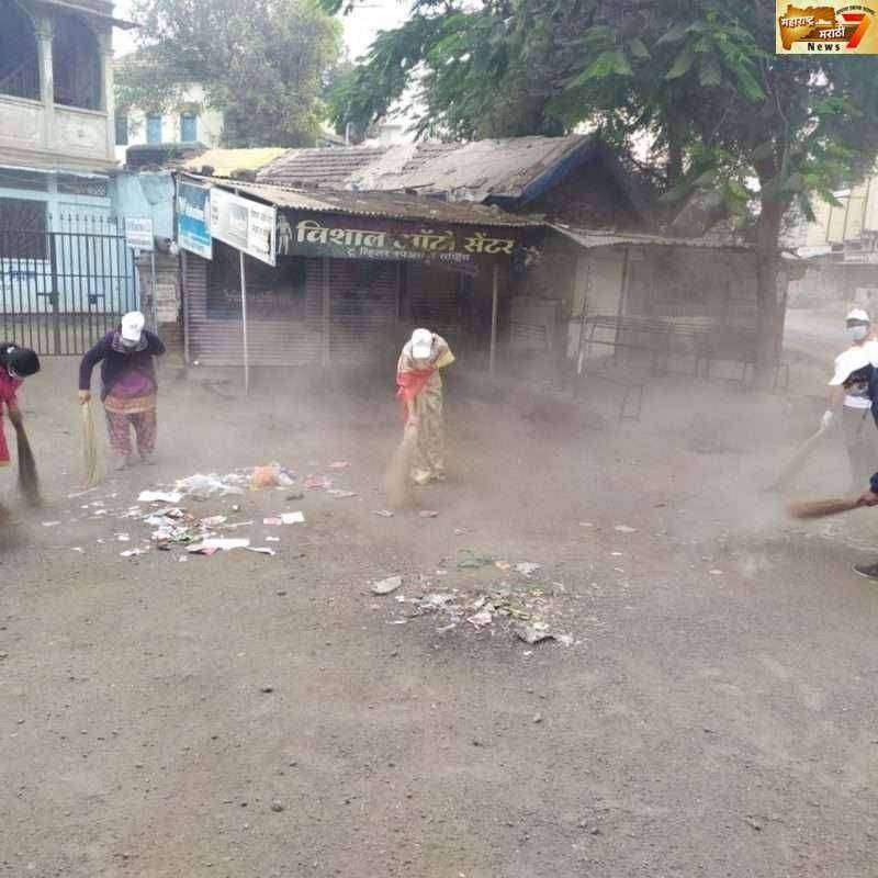 दर रविवारी स्वच्छतेसाठी सरसावते तरुणाई... पोलीस ग्राउंड, वेंडर लाईन सह तहसिल व पंचायत समिती आवाराची केली साफसफाई