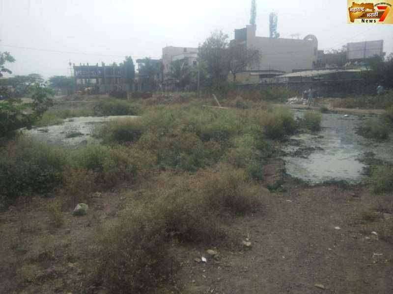 लोणंद शहरातील नगरपंचायत खेळतीया नागरिकांच्या जिवाशी खेळ गटाराचे पाणी रस्त्यावर आल्याने आंधळ दळत कुत्र पीठ खातय अशी अवस्था