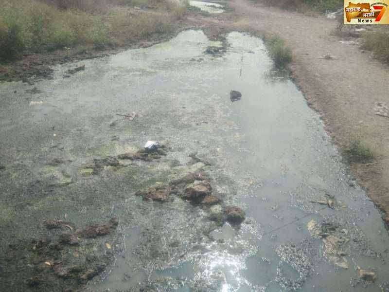 लोणंद शहरातील नगरपंचायत खेळतीया नागरिकांच्या जिवाशी खेळ गटाराचे पाणी रस्त्यावर आल्याने आंधळ दळत कुत्र पीठ खातय अशी अवस्था