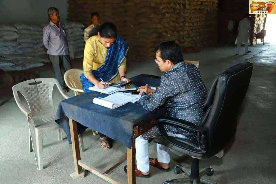 आमदार अभिमन्यू पवार यांनी केली अचानक स्वस्त धान्य गोडाऊनची तपासणी.