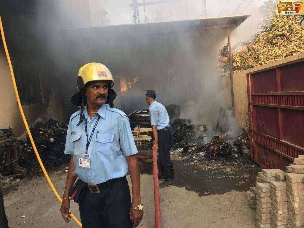 पुण्यात पुठ्ठा कंपनीला आग ; आगीमुळे परिसरात धुराचे लोट