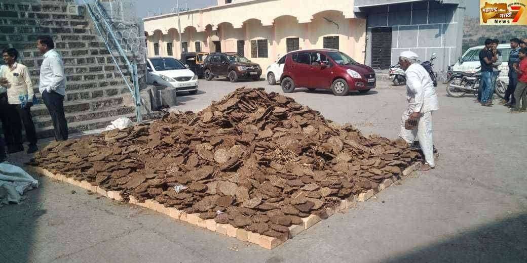 यात्रा नियोजन मंडळाच्या बैठकीनंतर कानिफनाथ गडावर महाराष्ट्रातील पहिली होळी पेटली