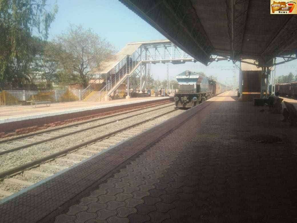 लोणंद रेल्वे स्थानक जंक्शन म्हणून ओळख असली याठिकाणी सर्व लांब पल्ल्याच्या सुपरफास्ट रेल्वे थांबत नाहीत प्रवासी वर्ग नाराज