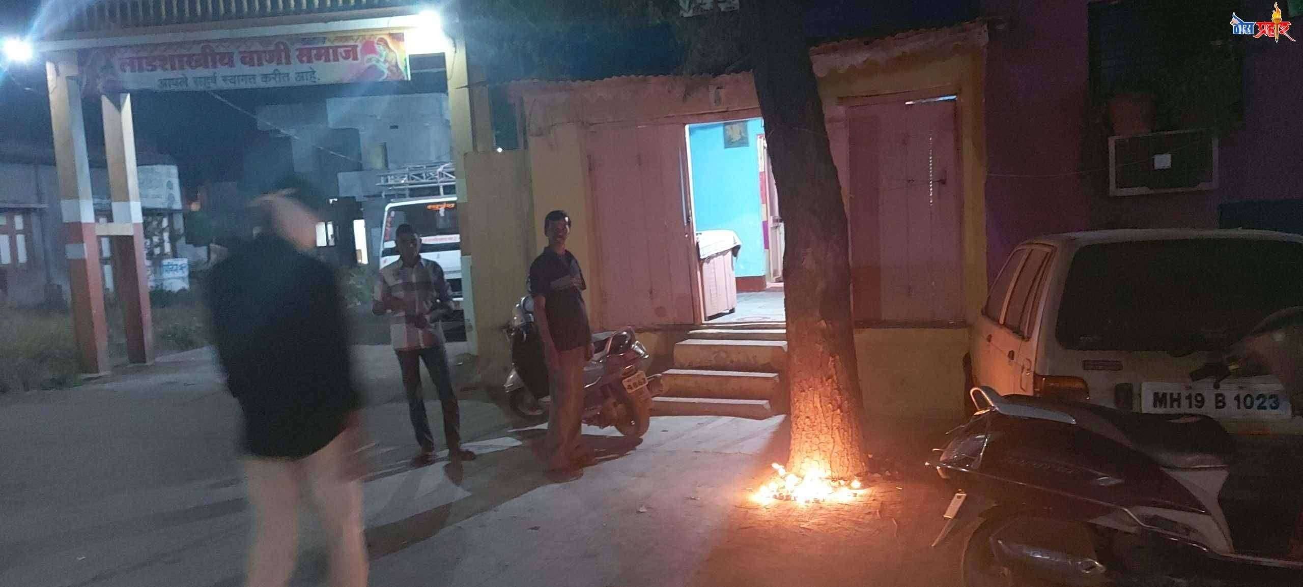 ?️ झाडाला दिवा लावा कोरोना पळवा.महिलांमध्ये वाढत आहे अंधश्रद्धा