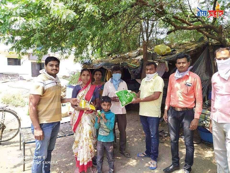 अमळनेर शहरातील 100 गरीब कुटुंबाना किराणा मालाचे वाटप.... -युवकमित्र परिवाराचा उपक्रम....-