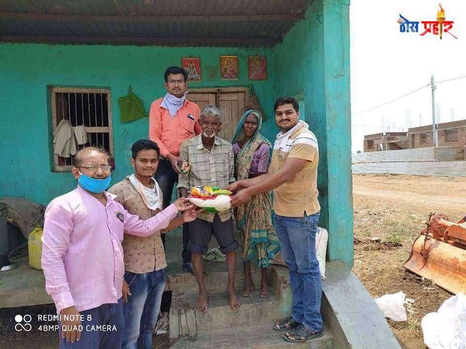 अमळनेर शहरातील 100 गरीब कुटुंबाना किराणा मालाचे वाटप.... -युवकमित्र परिवाराचा उपक्रम....-