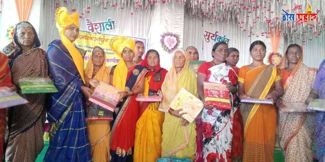 विधवा महिलांना जागतिक महिला दिनानिमित्त मानवसेवा संस्थेच्या वतीने कपडे वाटप