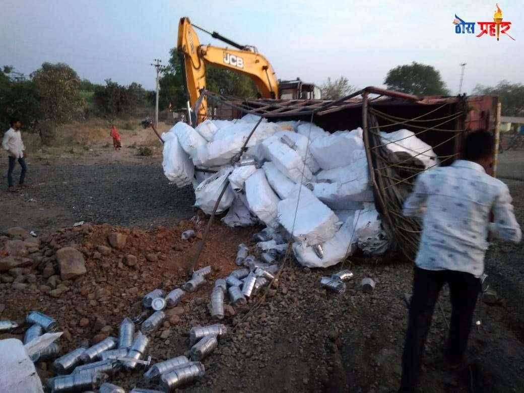 एरंडोल जवळ अपघातात तिन जखमी. एक तास वाहतुकीचा खोळंबा.
