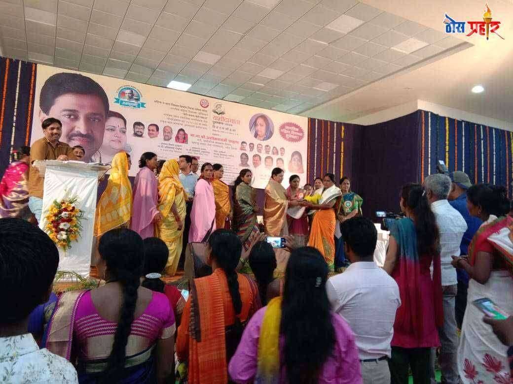 अंगणवाडी कार्यकर्ती अनुसया गंगाराम दिवटे याना यशोदा माता पुरस्काराने सन्मानित