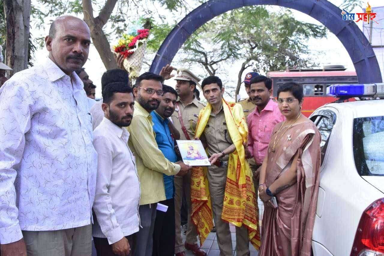 व्हॉट्स अप ग्रुपच्या माध्यमातून सहज संवाद  वालचंदनगर येथील तरुणाने विविध अधिकारी, राजकीय पदाधिकारी, पत्रकार, सामाजिक कार्यकर्ते आदींना आणले एकत्र