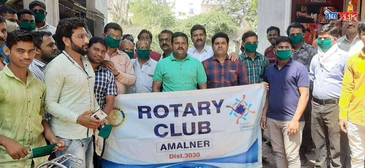 करोनाच्या पार्श्वभूमीच्या आधारावर अमळनेर तालुका फोटोग्राफर असोशियनच्या सदस्यांना रोटरी क्लब तर्फे मास्क वाटप