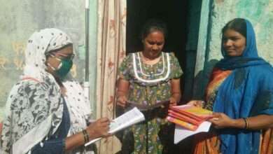 नगरपंचायत लोणंद आरोग्य विभाग व अंगणवाडी सेविका यांच्यातर्फे प्रत्येक घरोघरी कोरोना विषाणूला घाबरू नका असा संदेश देत जनजागृती मोहीम सुरू